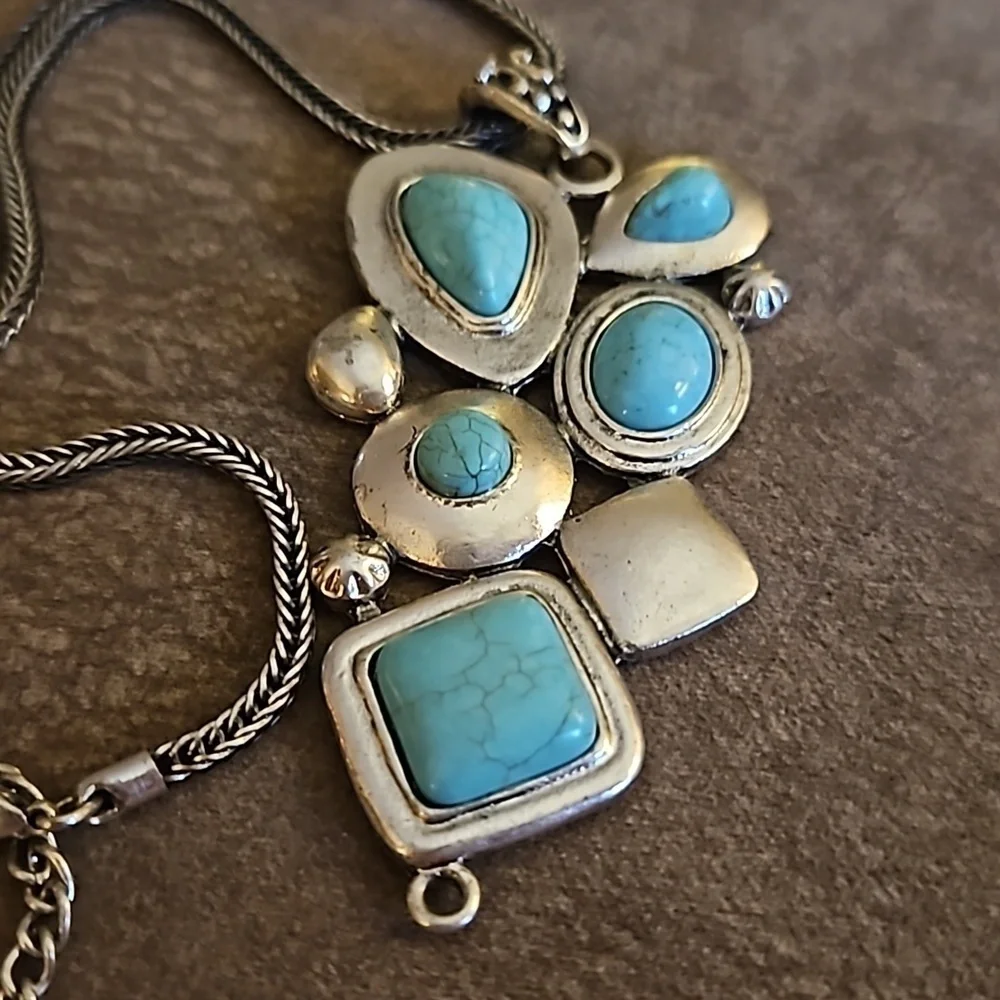VTG Abstract Geometric Howlite Pendant Chain Necklace